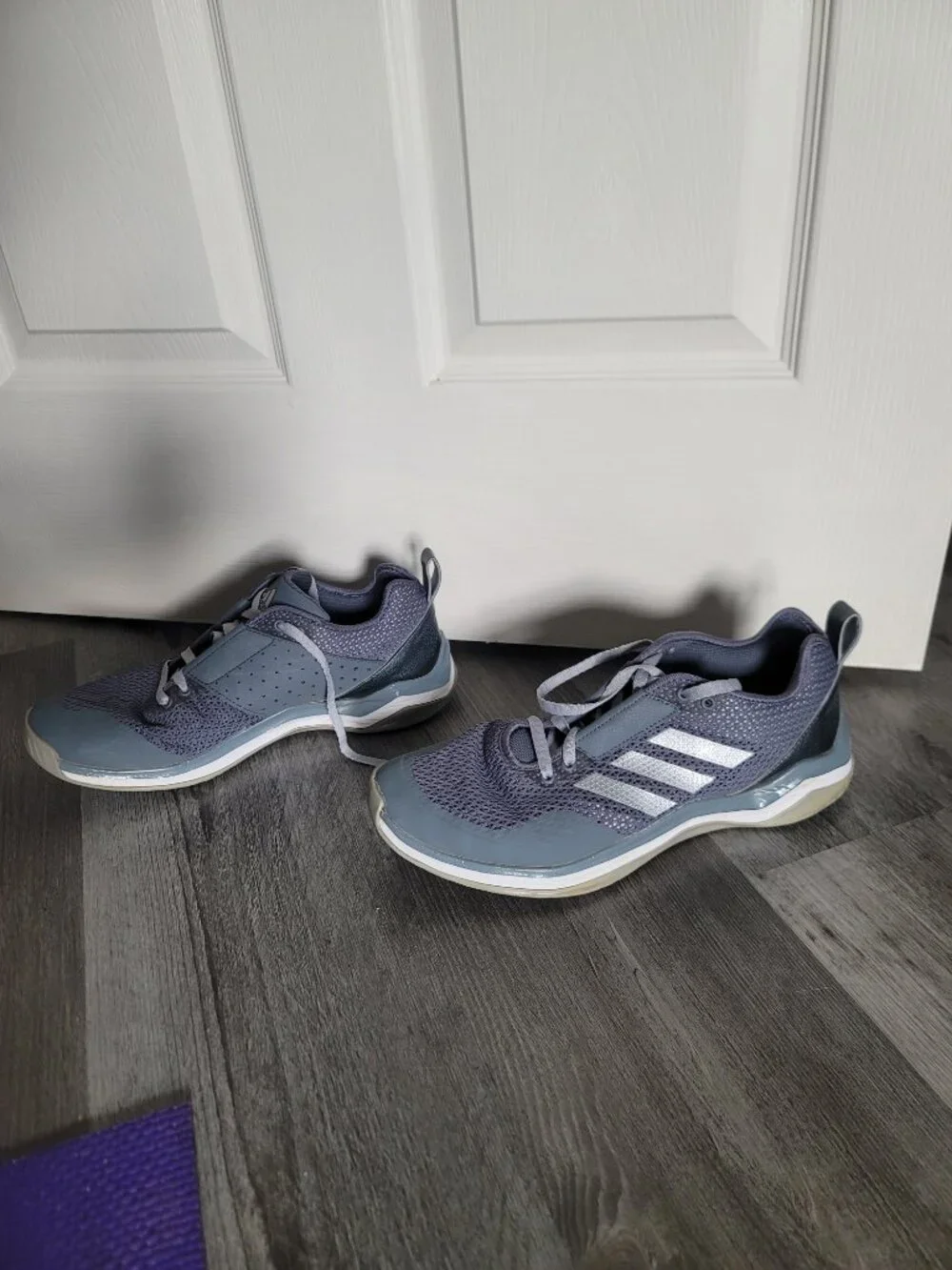 Mens grey Adidas lace up tennis shoes - size 10